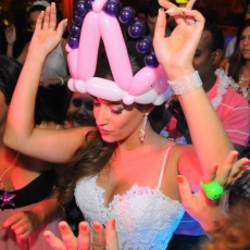 כתר עשוי מבלונים צבעוניים לכלה